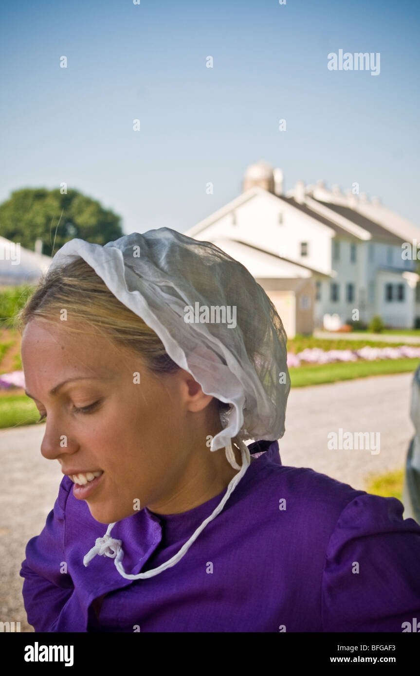 Young amish woman hi-res stock photography and images - Alamy