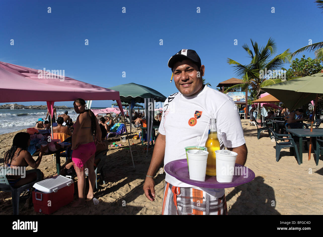 Waiter serving cold drinks, Playa Caribe, Pedro Gonzales, Isla Margarita, Nueva Esparta, Venezuela Stock Photo