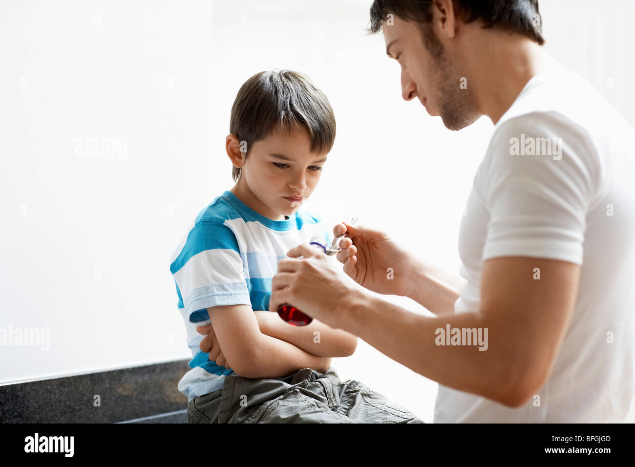 сын дал отцу. сын дал отцу. отцы и дети. папа хвалит сына. мальчик с папой.