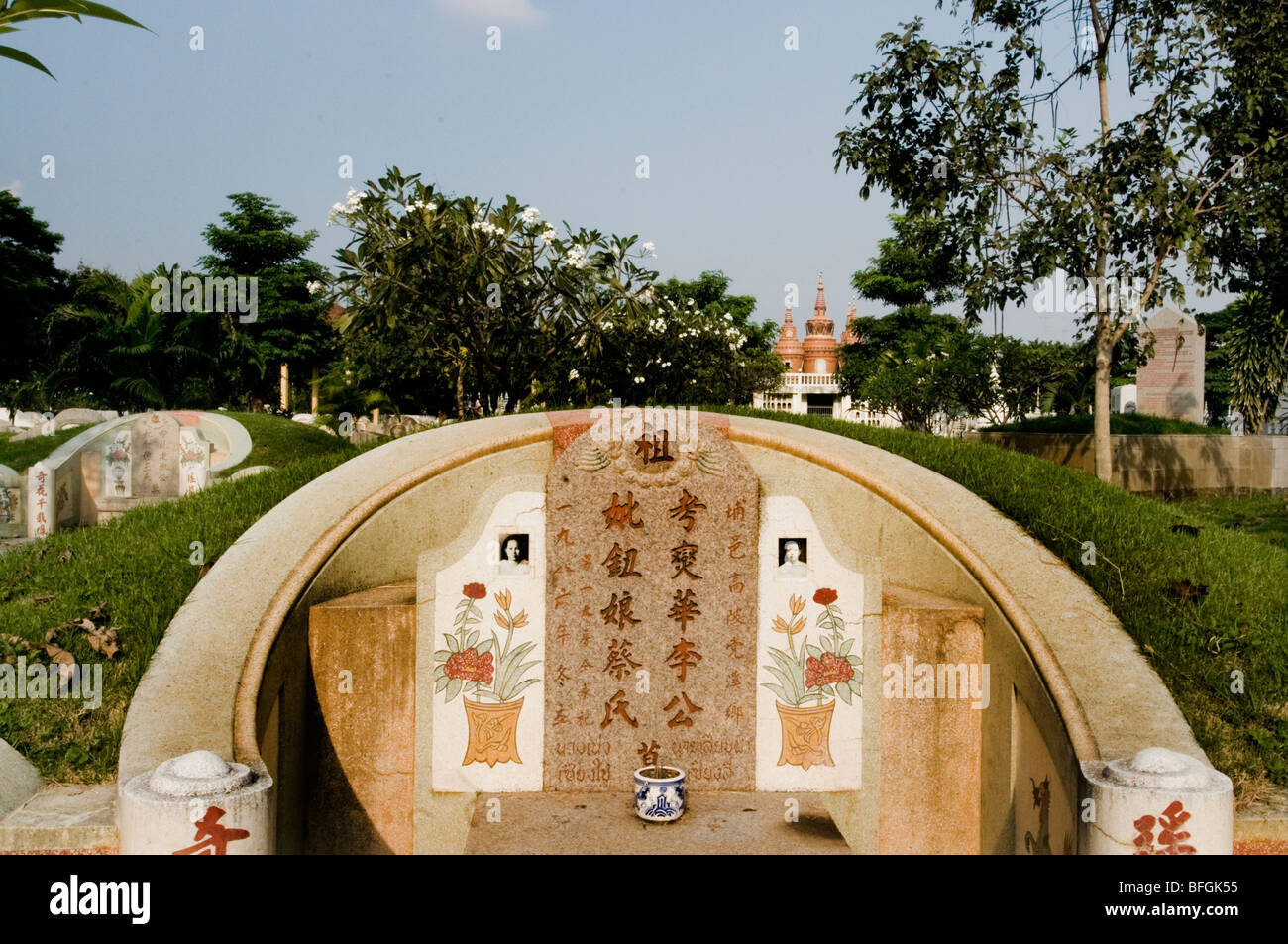 A grave at the Chinese cemetery in Kanchanaburi, Thailand Stock Photo 26796481 Alamy