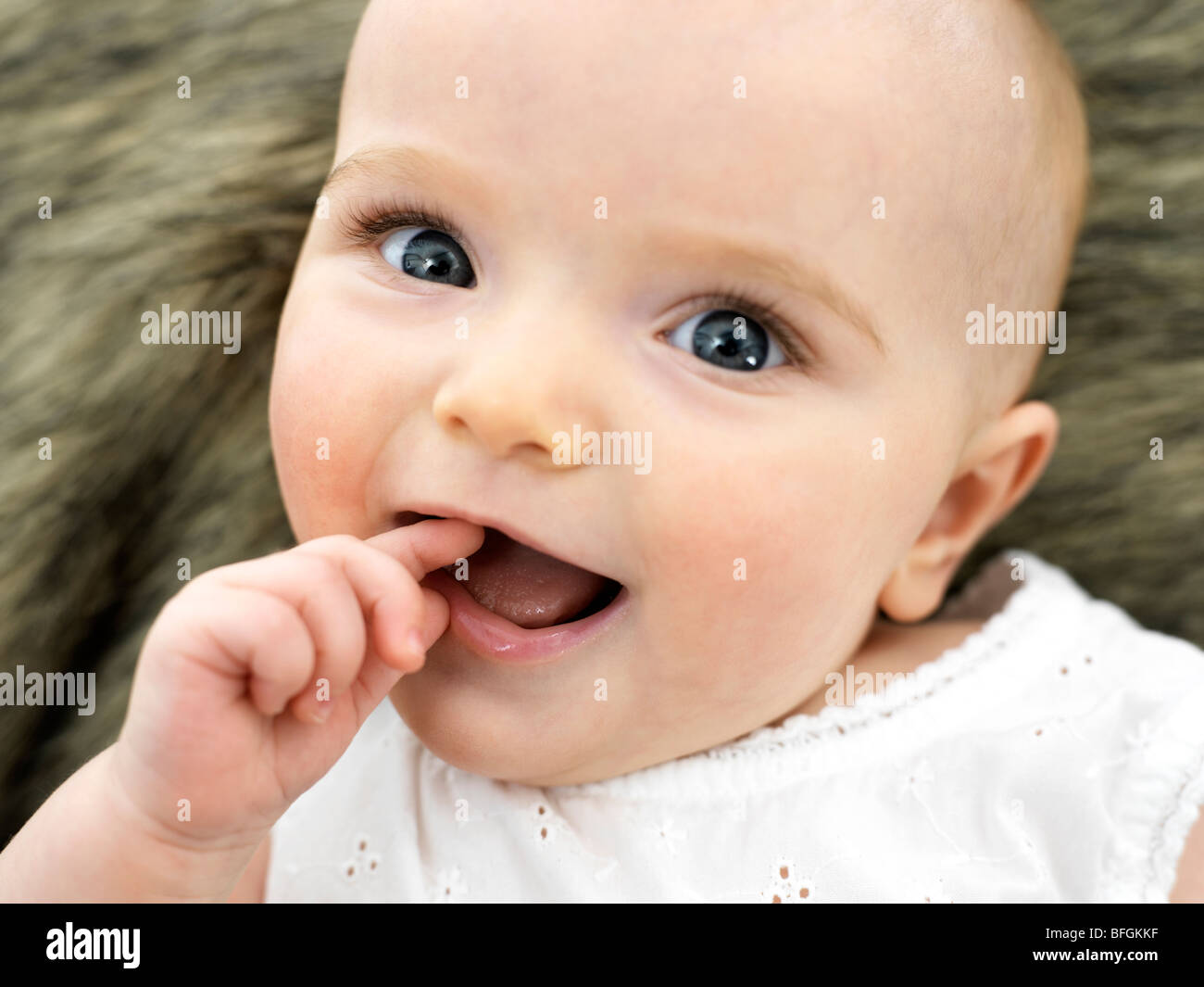 Новорожденный кусается. Teething baby. Пластмассовые игрушки для детей. Маленькие дети. Ребенок грызет игрушку.