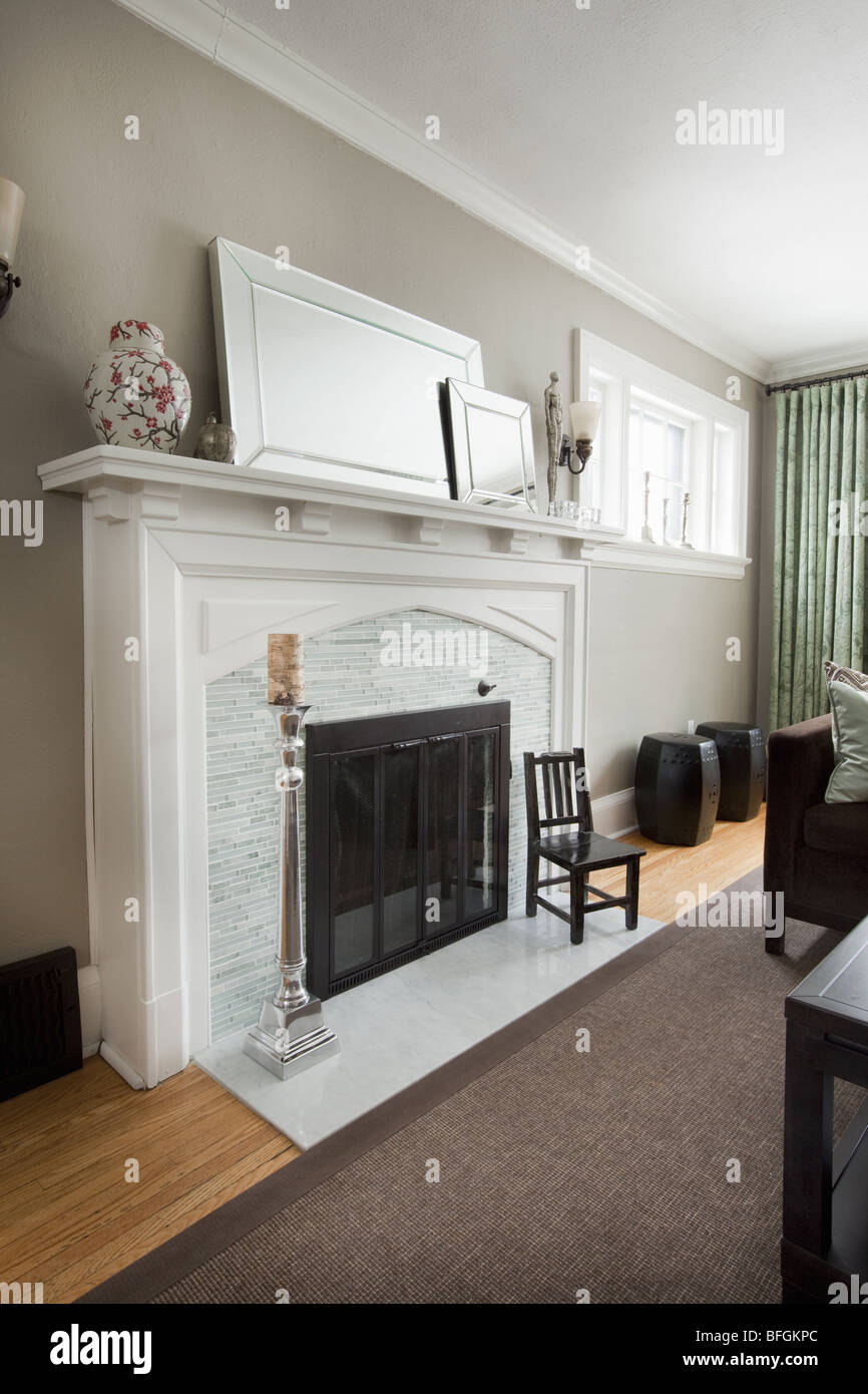 White fireplace mirror hi-res stock photography and images - Alamy