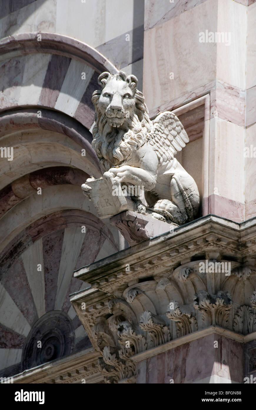 Statue of the Lion of Saint Mark on the facade of the Duomo (cathedral ...