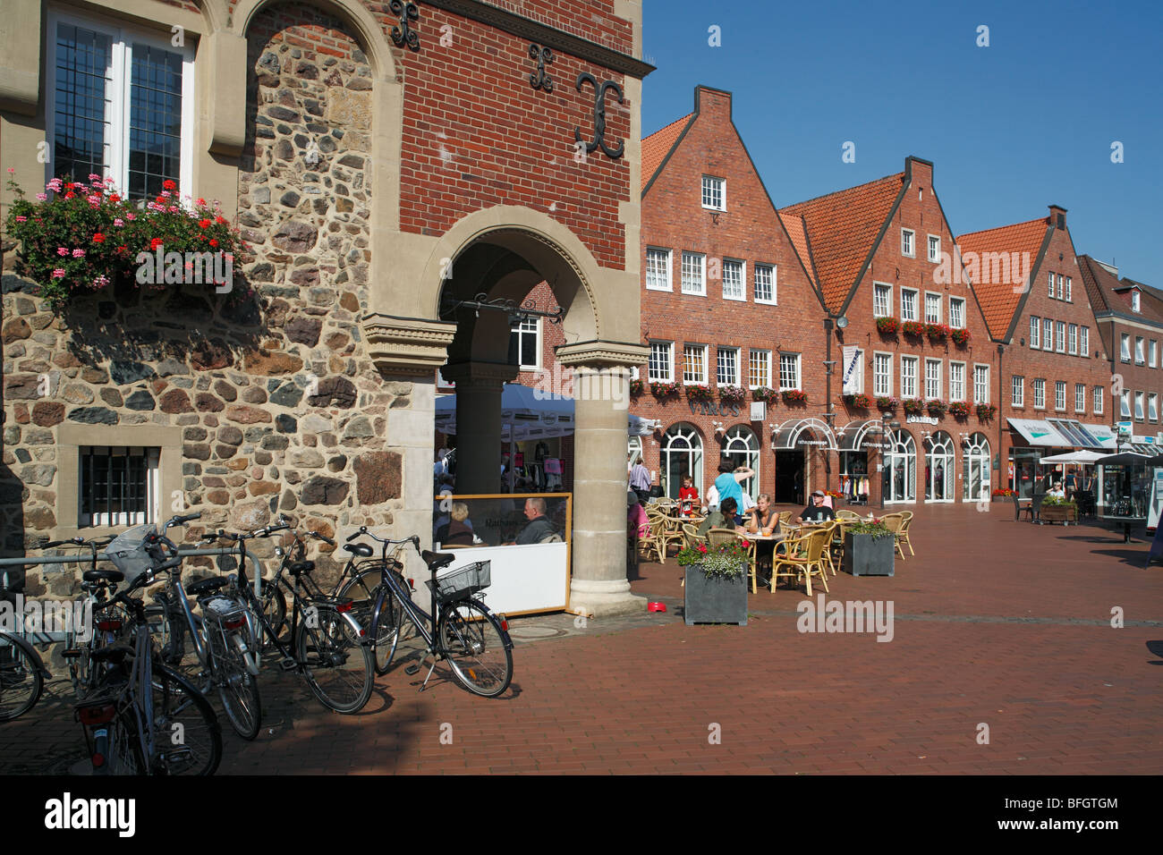 Buergerhaeuser am Markt und Renaissancerathaus in Meppen, Emsland, Niedersachsen Stock Photo