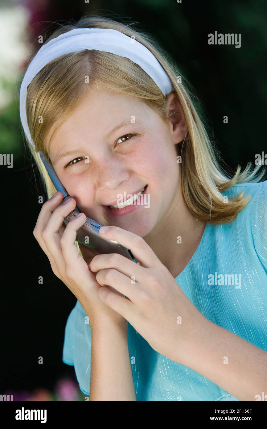 Pre teen girl mobile phone hi-res stock photography and images - Alamy