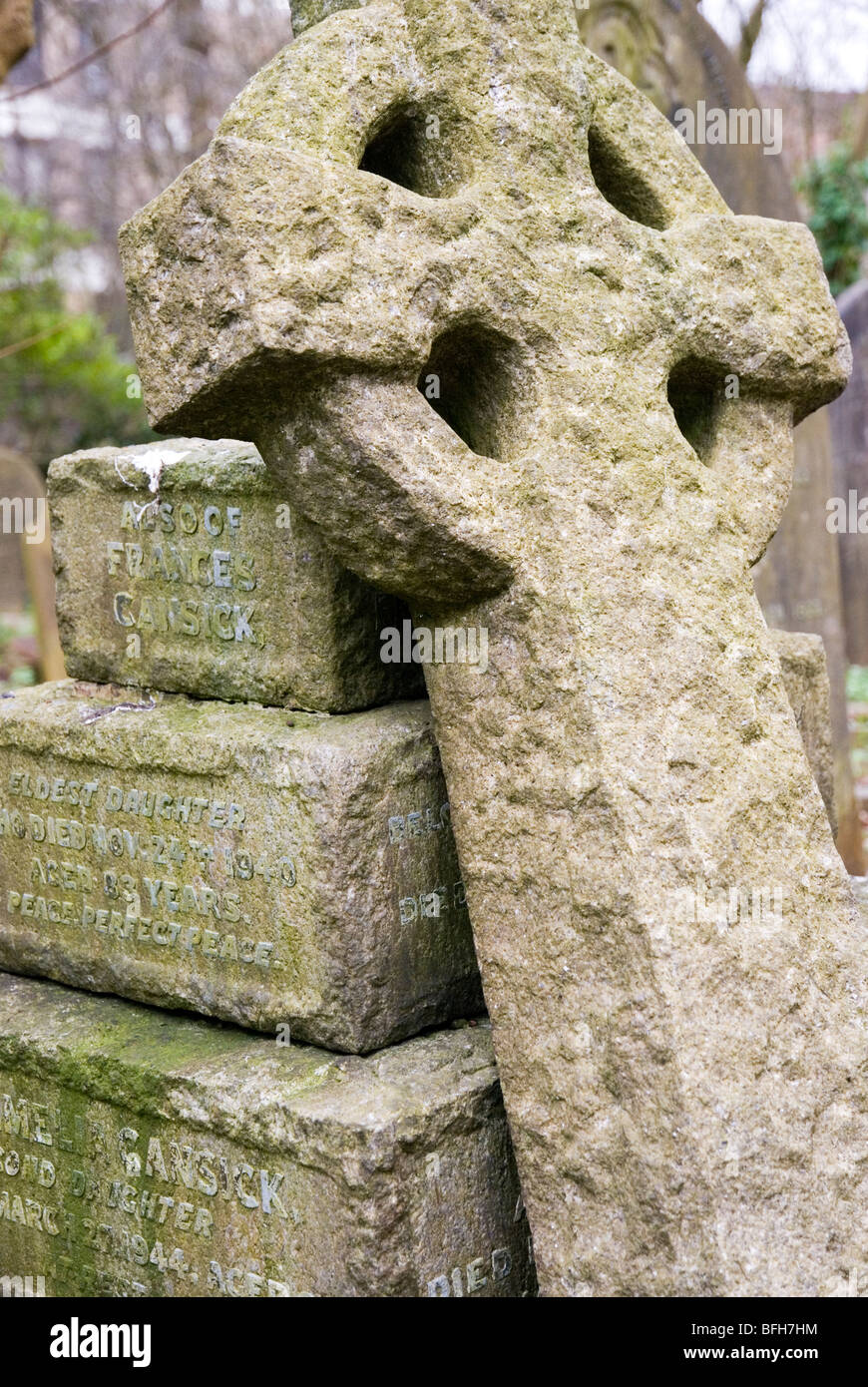 Cross graves at Highgate cemetery in London England UK Stock Photo Alamy