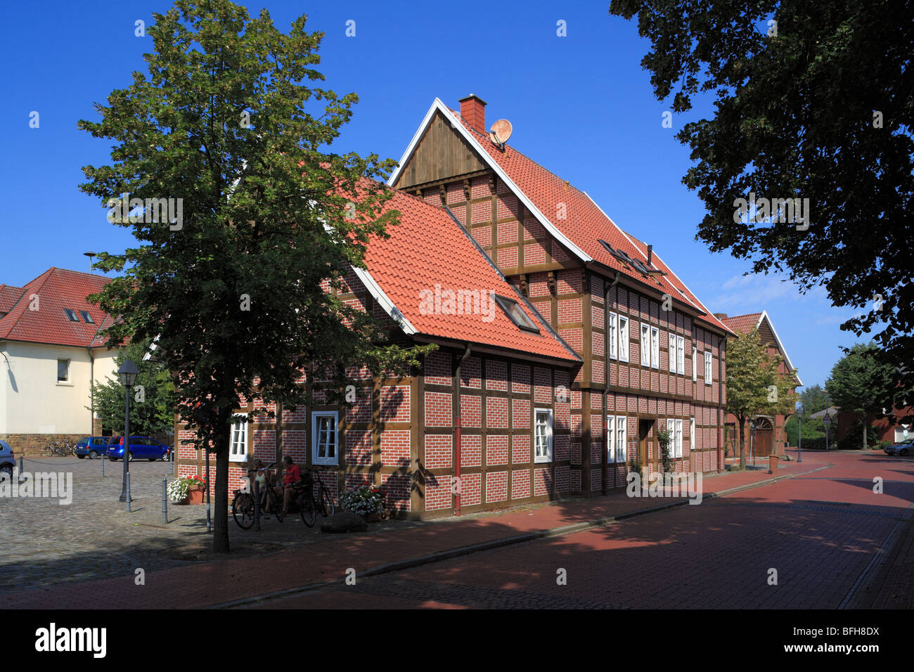 Fachwerkhaus am Schulhof und an der Lindenstrasse in Gehrde, Hasetal, Artland, Osnabruecker Land, Niedersachsen Stock Photo