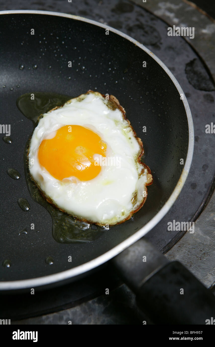 Single egg frying pan hi-res stock photography and images - Page 2 - Alamy