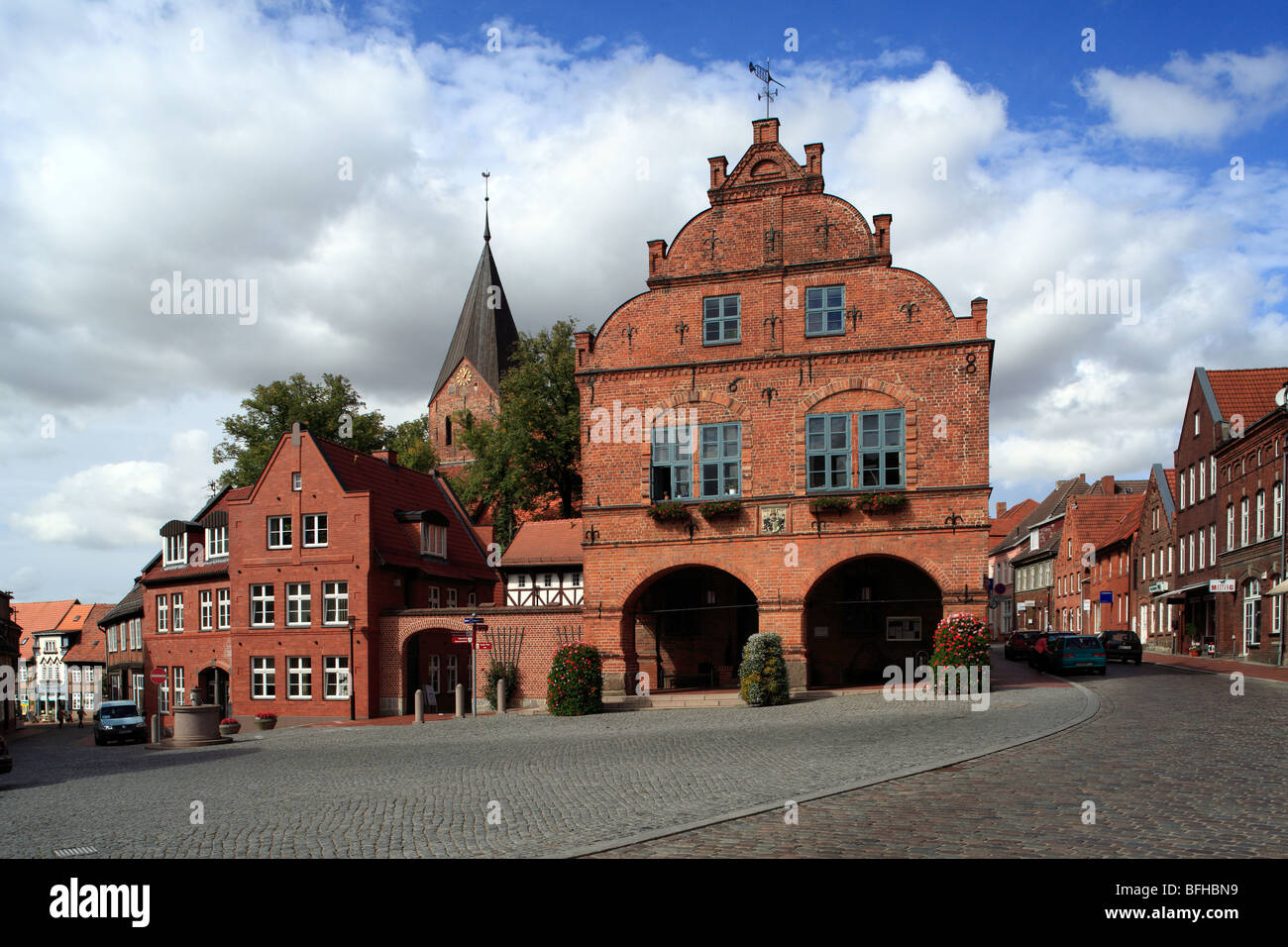 Kirche St. Jakobus und St. Dionysius mit Rathaus am Marktplatz in