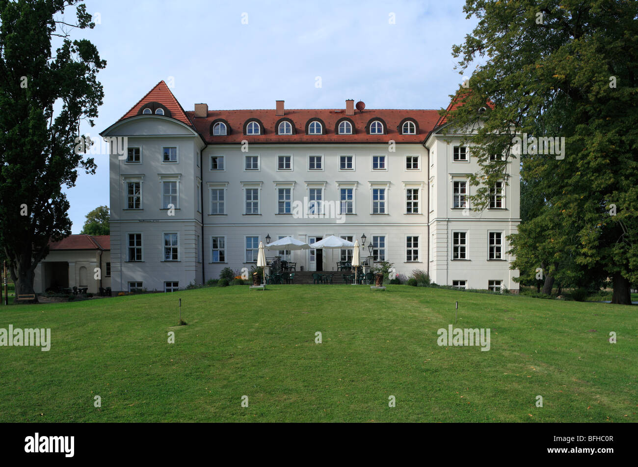 Klassizistisches Herrenhaus des Schlosses und Hotels Wedendorf in Nordwestmecklenburg, Mecklenburg-Vorpommern Stock Photo