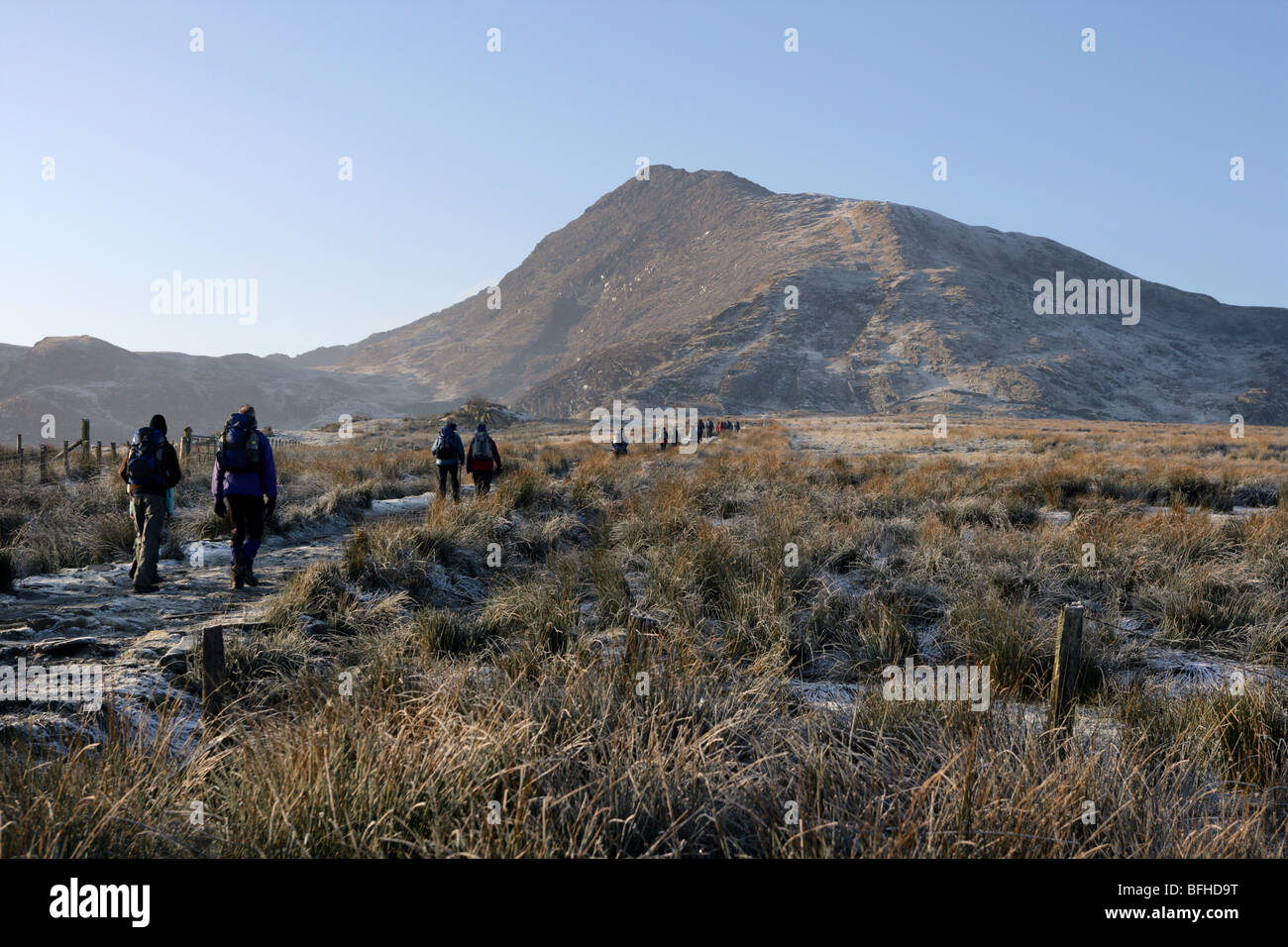 Walkers heading towards Moel Siabod mountain Stock Photo