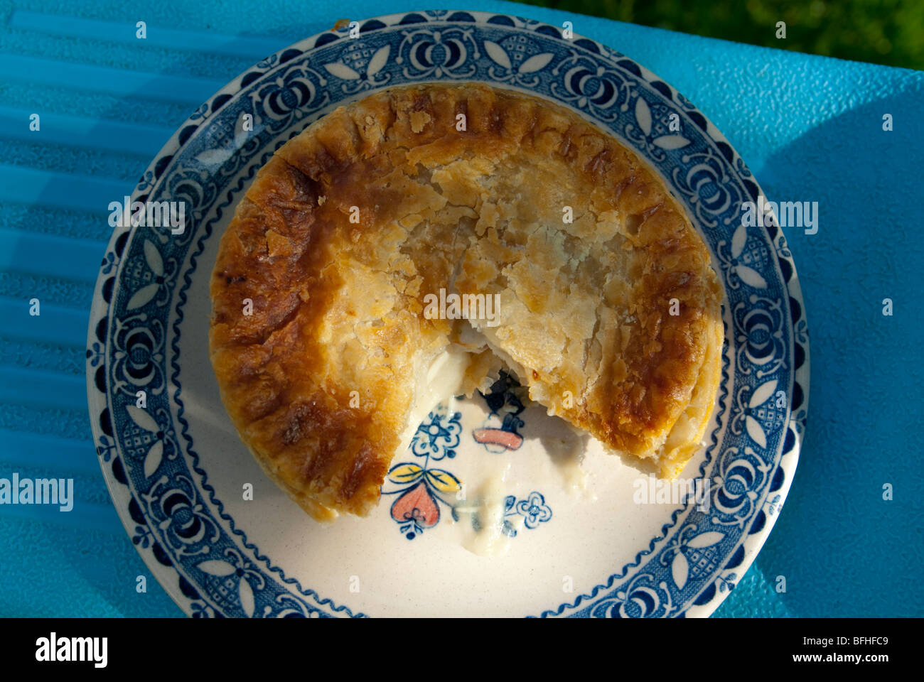 Chicken mushroom pie hi-res stock photography and images - Alamy