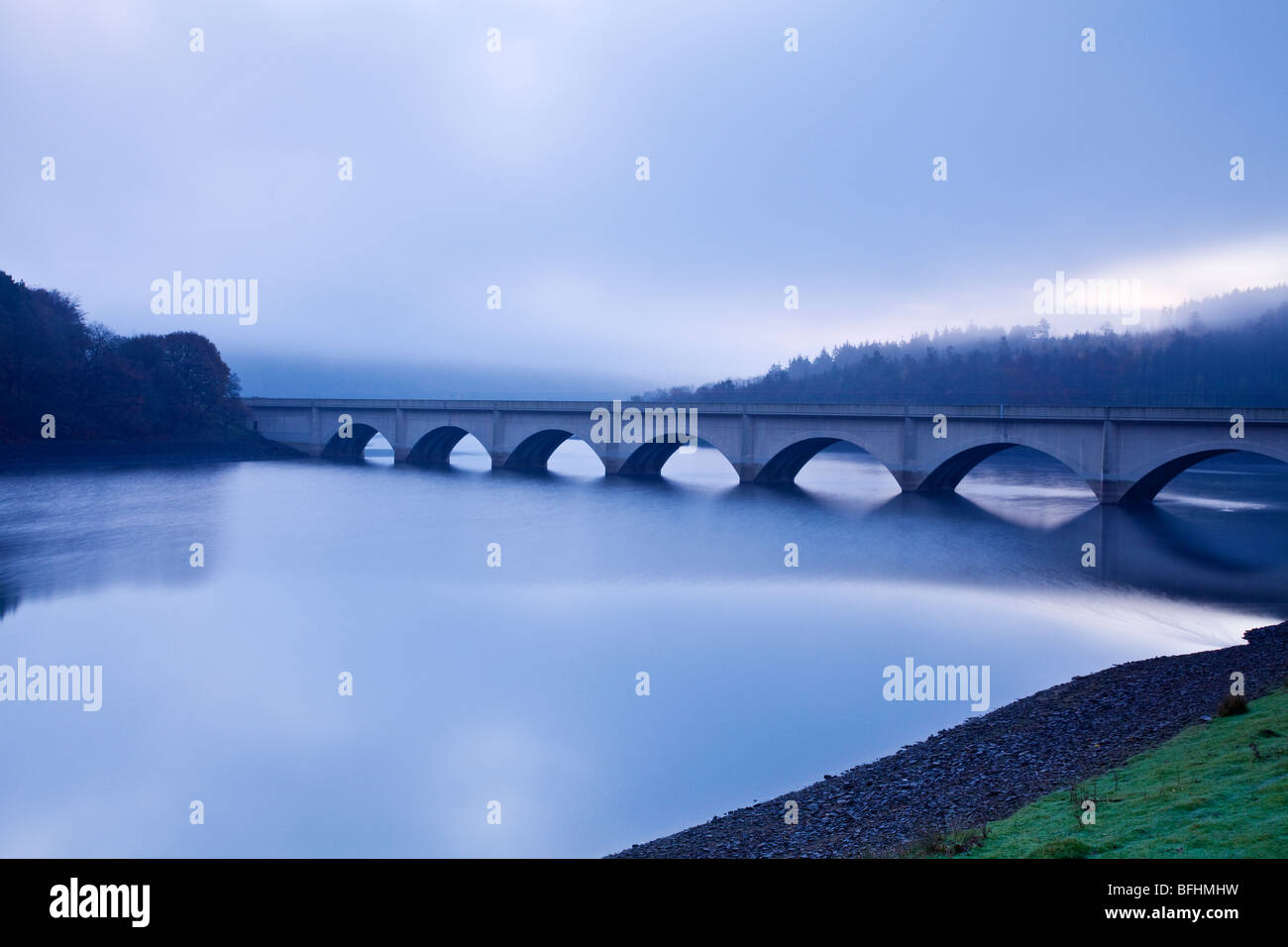 Ashopton Viaduct on the A57 Snake Pass road on a cold misty dawn dawn in the Peak District, Derbyshire. Stock Photo