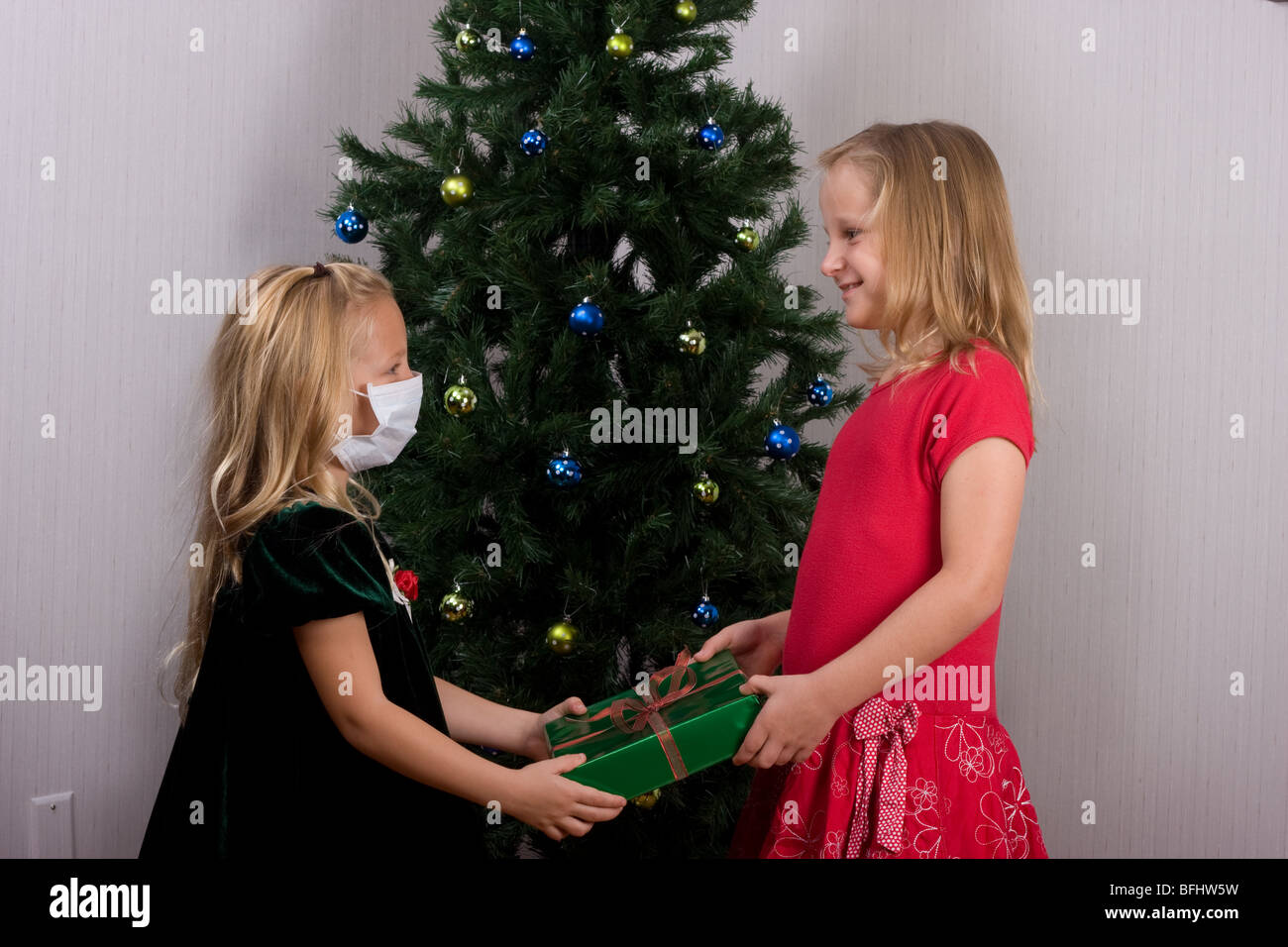 Girls swine flu mask hi-res stock photography and images - Alamy