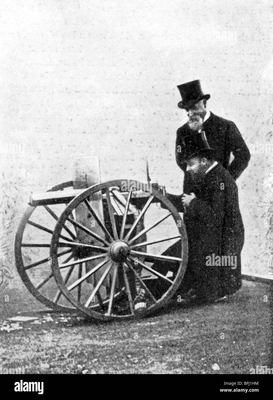 Edward Fires the Maxim Gun, the Prince of Wales and Hiram Maxim in 1888 with the first machine gun Stock Photo