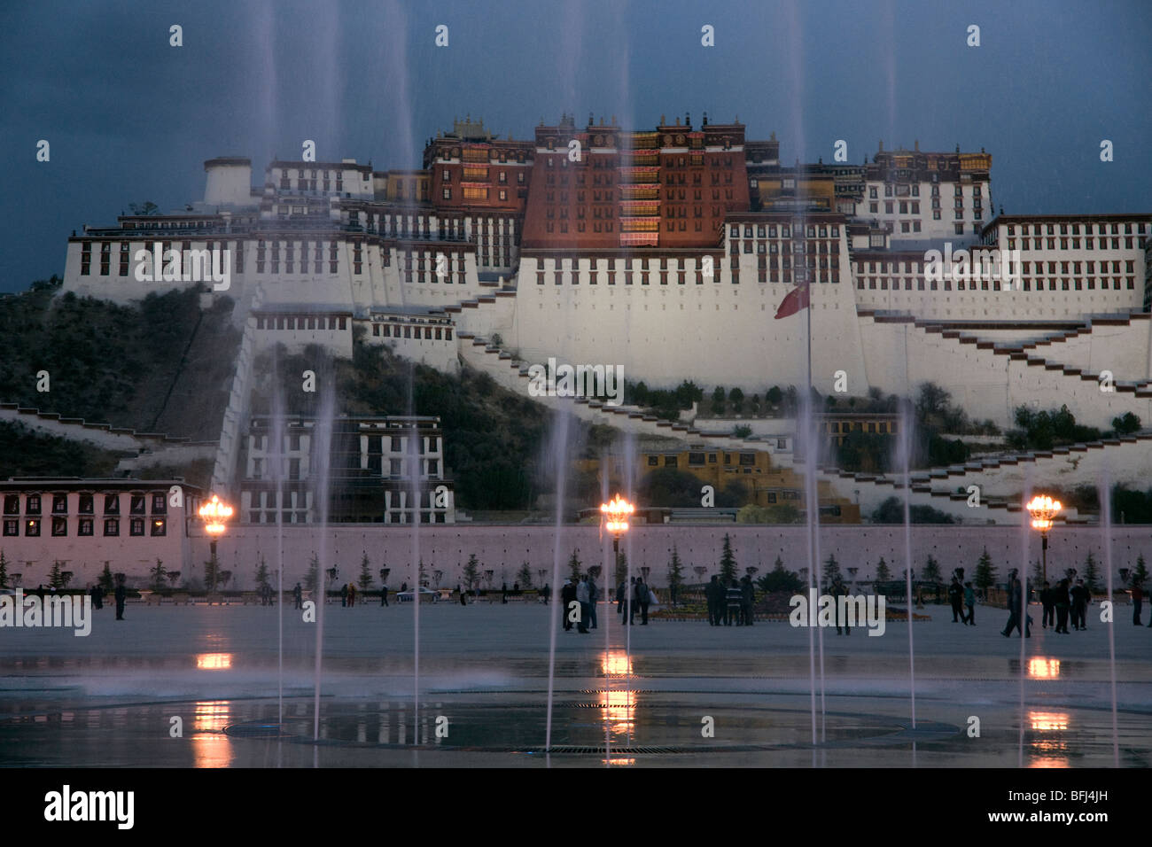 potala palace son et luminaire display at night with floodlighting ...