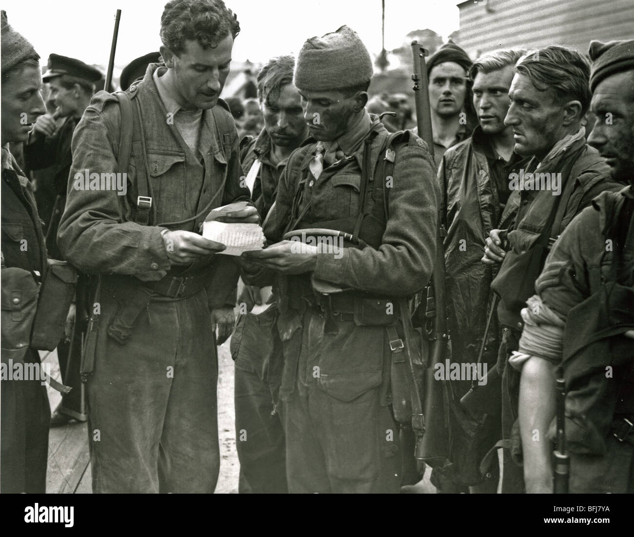 DIEPPE RAID August 1942 - Lord Lovat at left checks papers after the Commando Brigade arrive back at Newhaven after the raid Stock Photo