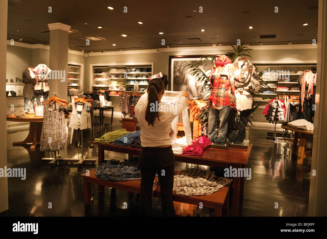 Shoppers at the Abercrombie and Fitch store, Pentagon City Mall, washington DC, USA Stock Photo
