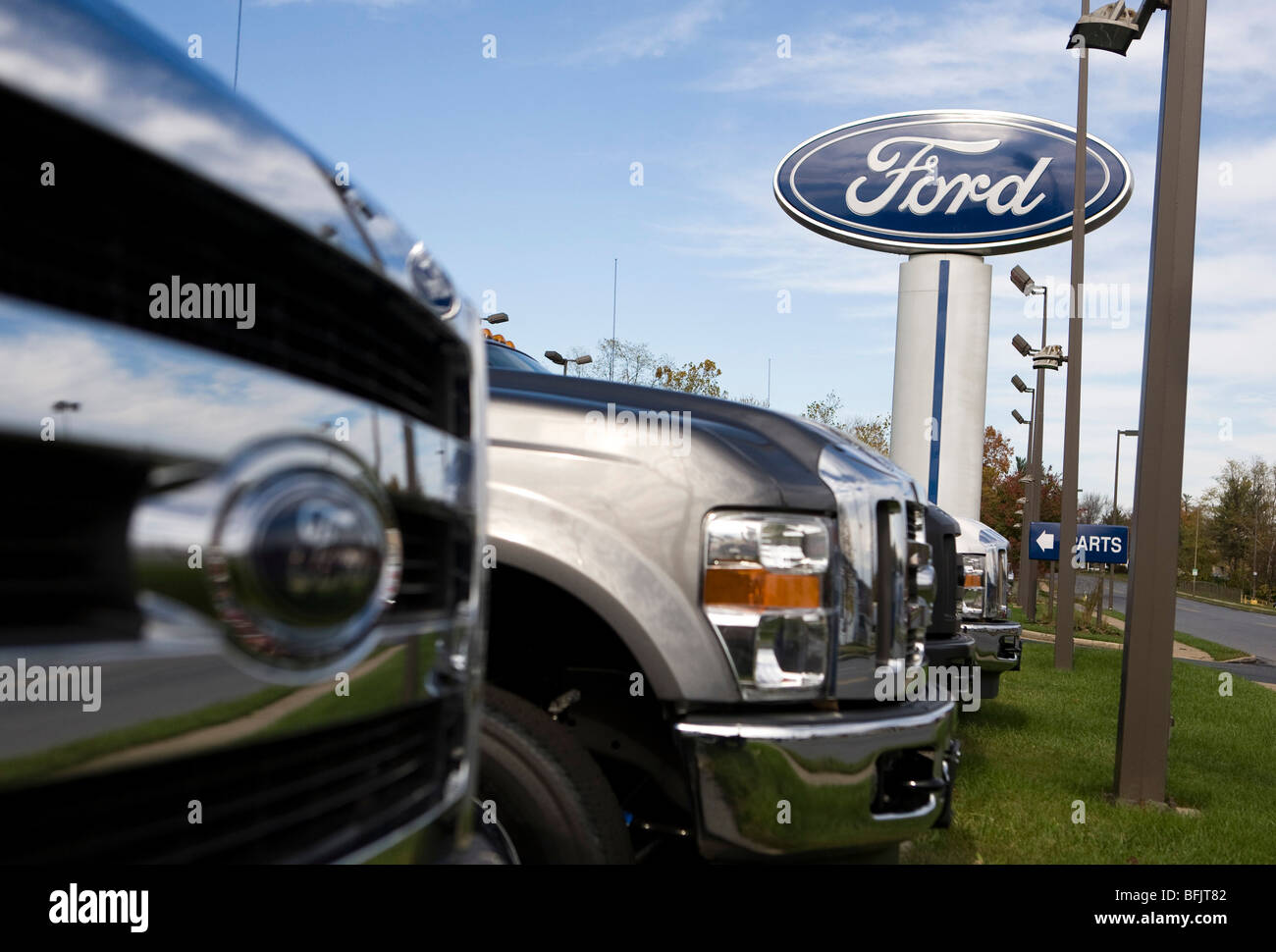 A Ford dealership in suburban Maryland Stock Photo Alamy