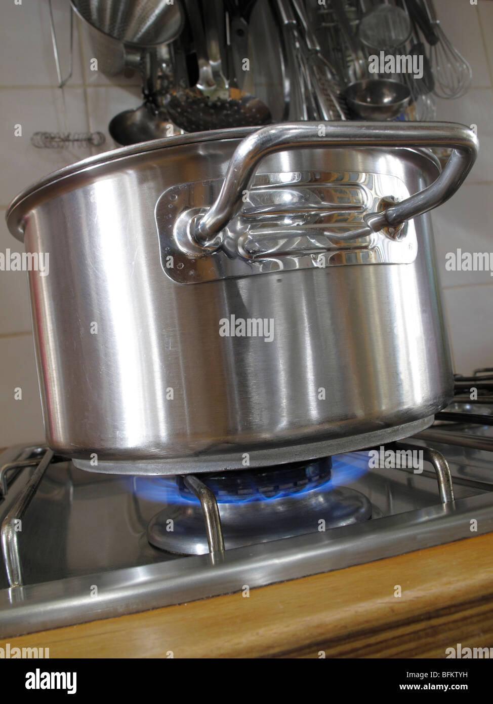 https://c8.alamy.com/comp/BFKTYH/cooking-pot-on-gas-flame-BFKTYH.jpg