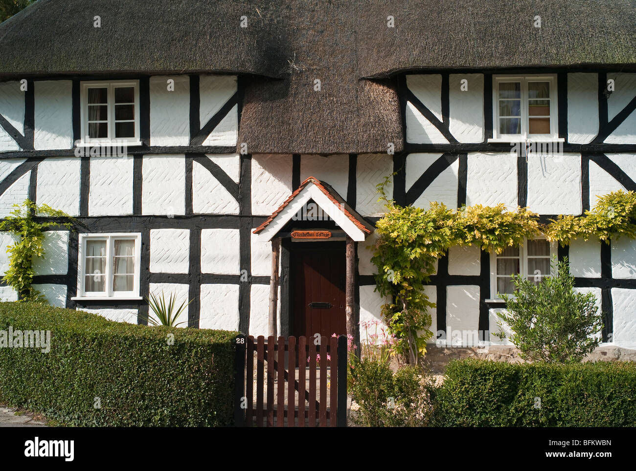 Cottage with white porch hi-res stock photography and images - Alamy