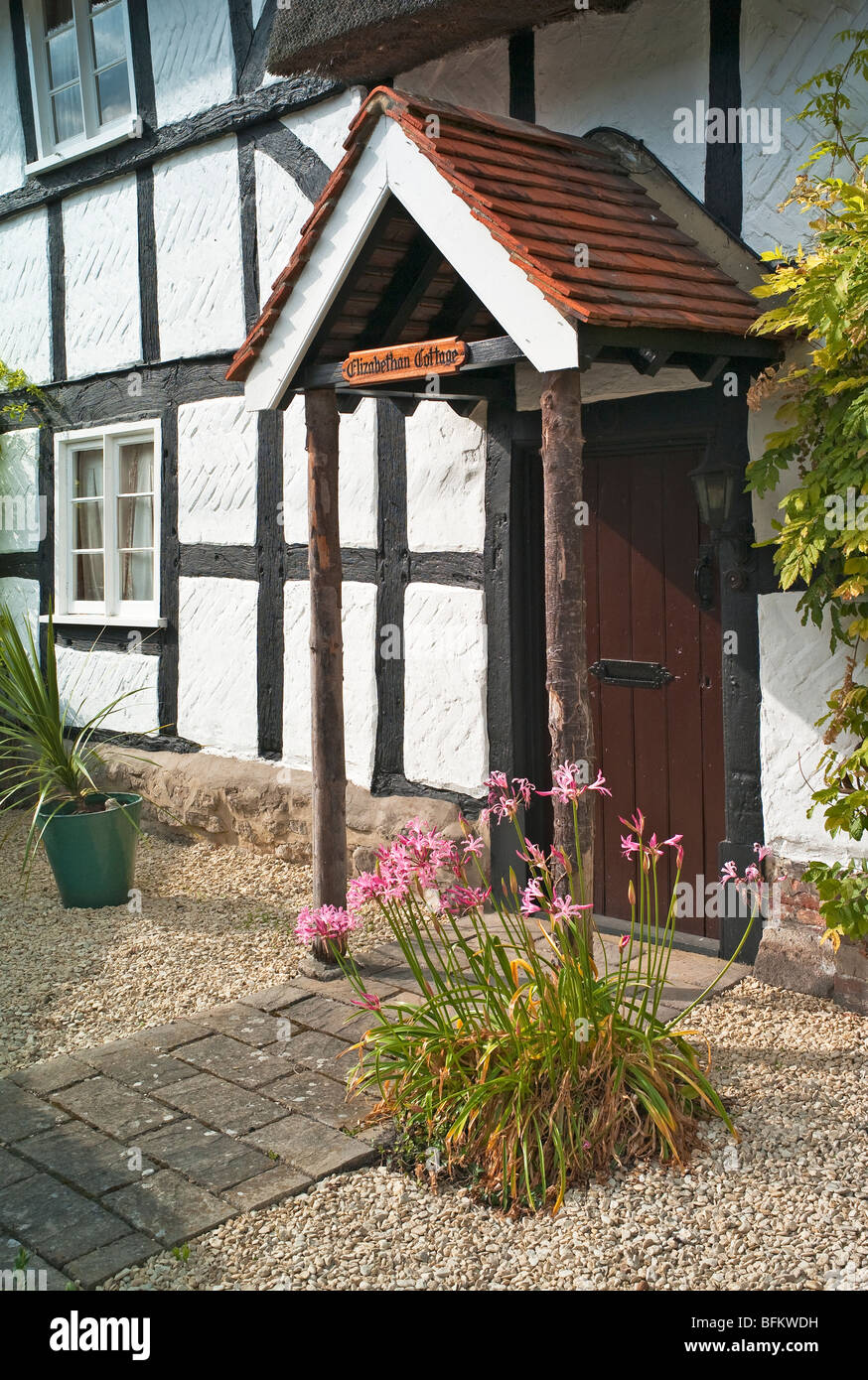 Cottage with white porch hi-res stock photography and images - Alamy