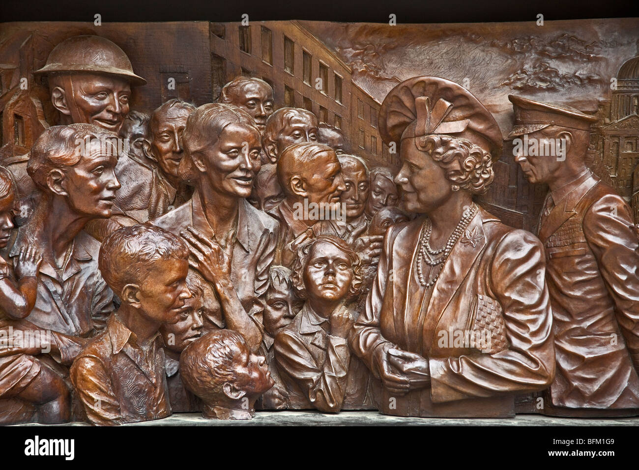 London ,The Mall ;Statue of Queen Elizabeth the Queen Mother; Side panel ;September 2OO9 Stock Photo