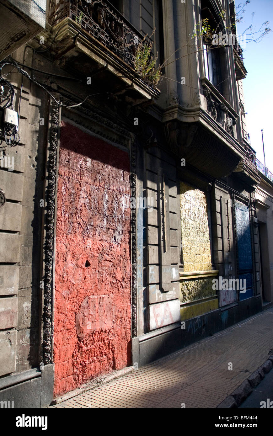 Derelict period building in the old town, Montevideo, Uruguay Stock Photo