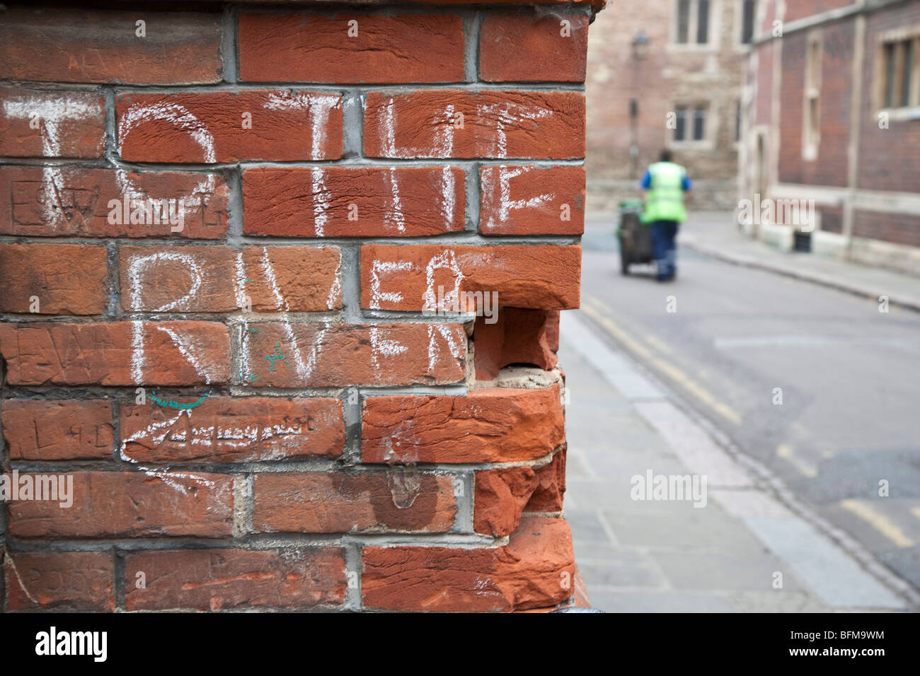 To the River - Cambridge - chalked sign pointing tourists to the river Cam or Granta Stock Photo