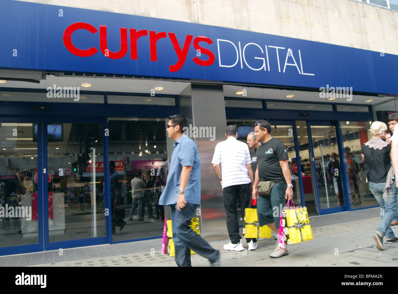Currys Digital camera shop Oxford Street Stock Photo Alamy