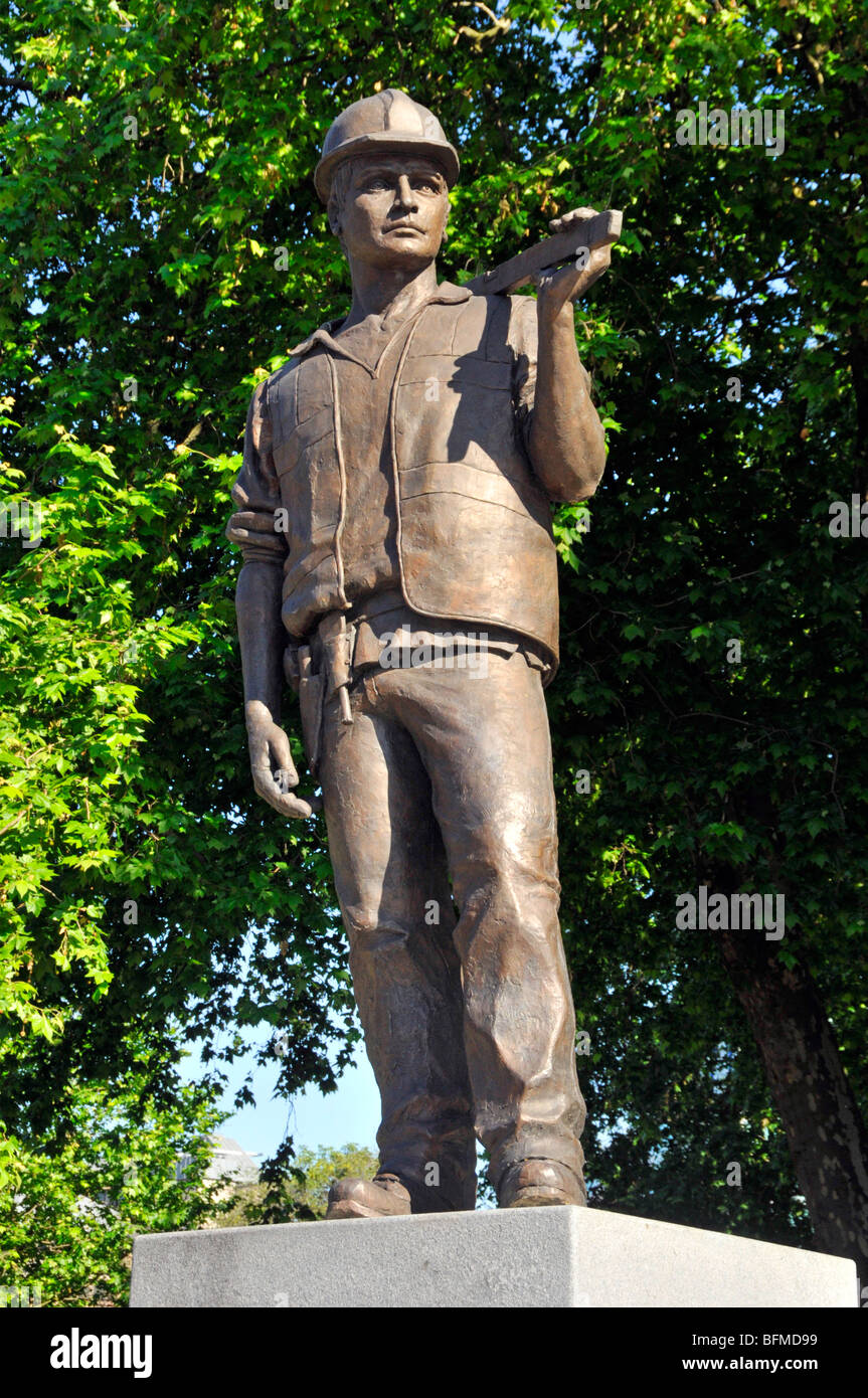 The Buiding Worker statue commemorating lives of workers who have died on building construction sites Tower Hill London UK sculpture by Alan Wilson Stock Photo