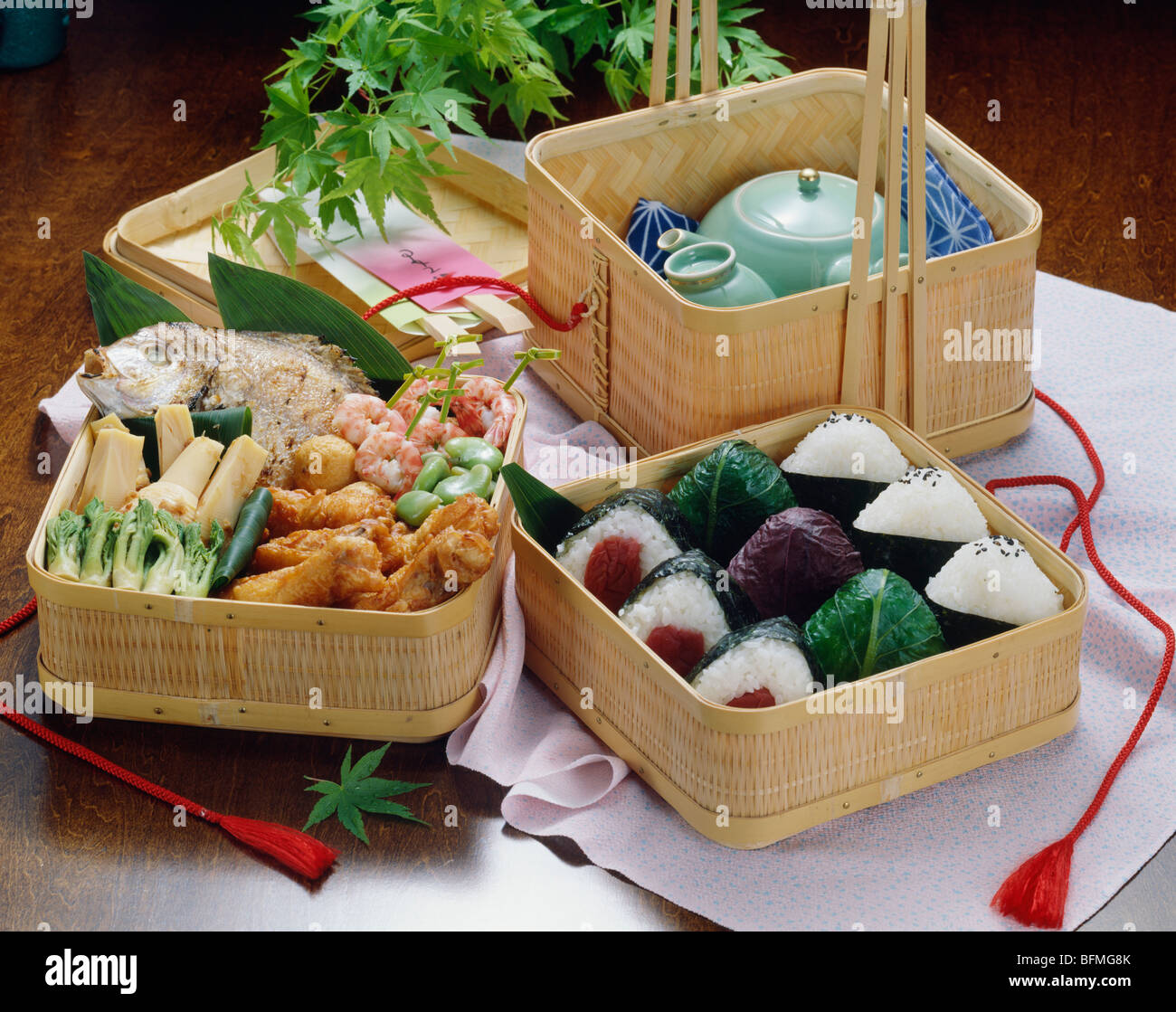 Packed lunch in basket Stock Photo Alamy
