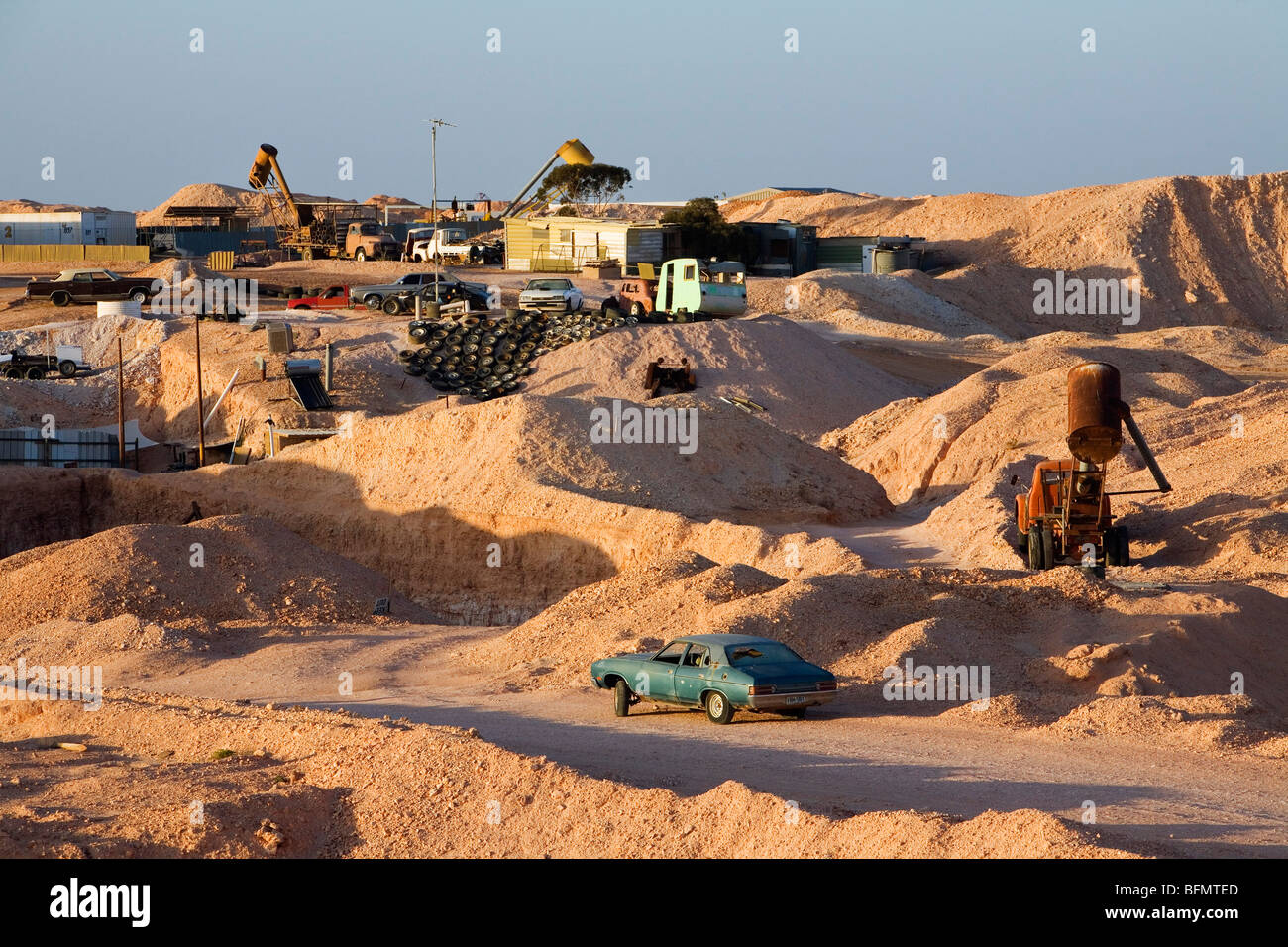 Australia, South Australia, Coober Pedy.   The lunar-like landscape of Coober Pedy - an outback town built mostly underground. Stock Photo