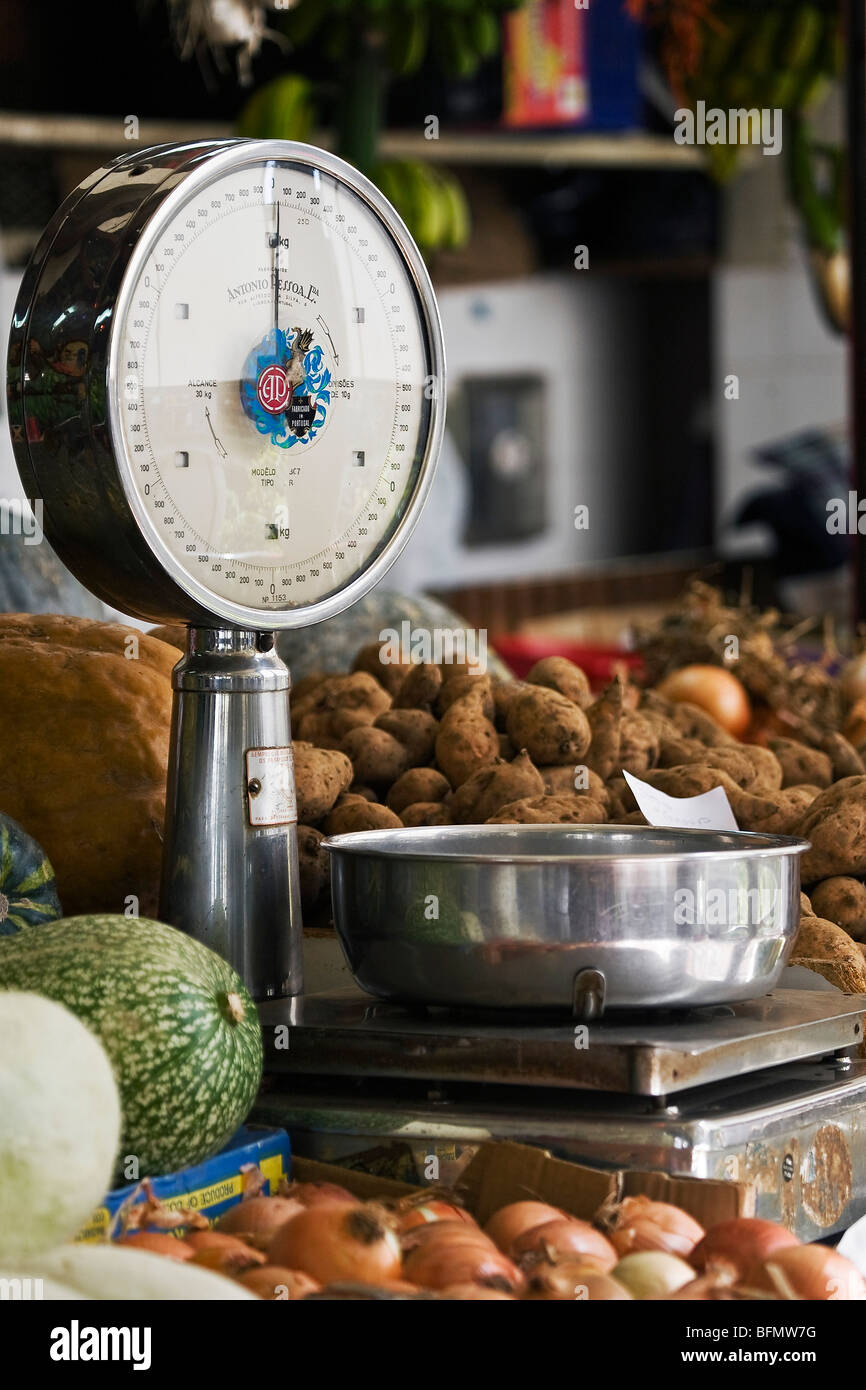 Portugal, Ilha de Madeira, Funchal, Santa Luzia. Weighing scales and vegetable display in the vegetable market in Santa Luzia. Stock Photo