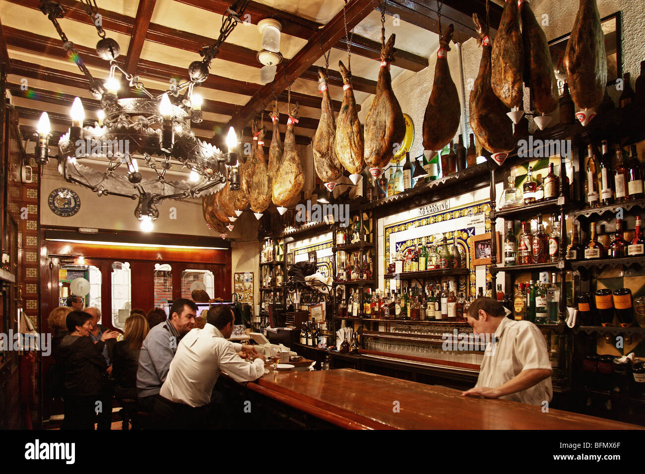 Spain, Cataluna, Barcelona, Ciutat Vella, The bar of the Los Caracoles restaurant in the Gothic Quarter of Barcelona. Stock Photo