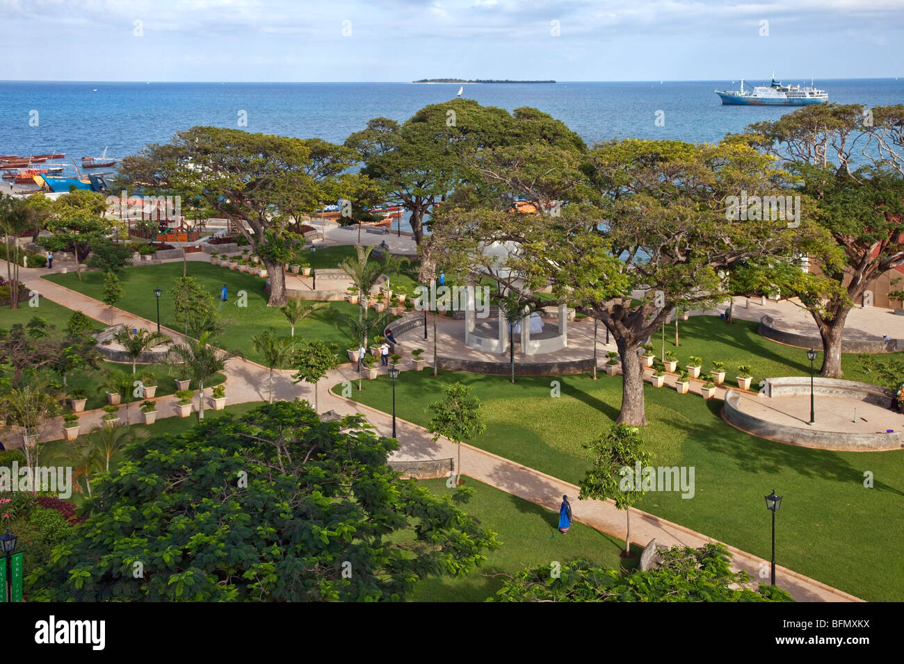 Tanzania, Zanzibar, Stone Town. The attractive Forodhani Gardens grace the seafront in front of Beit al-ajaib, House of Wonders Stock Photo