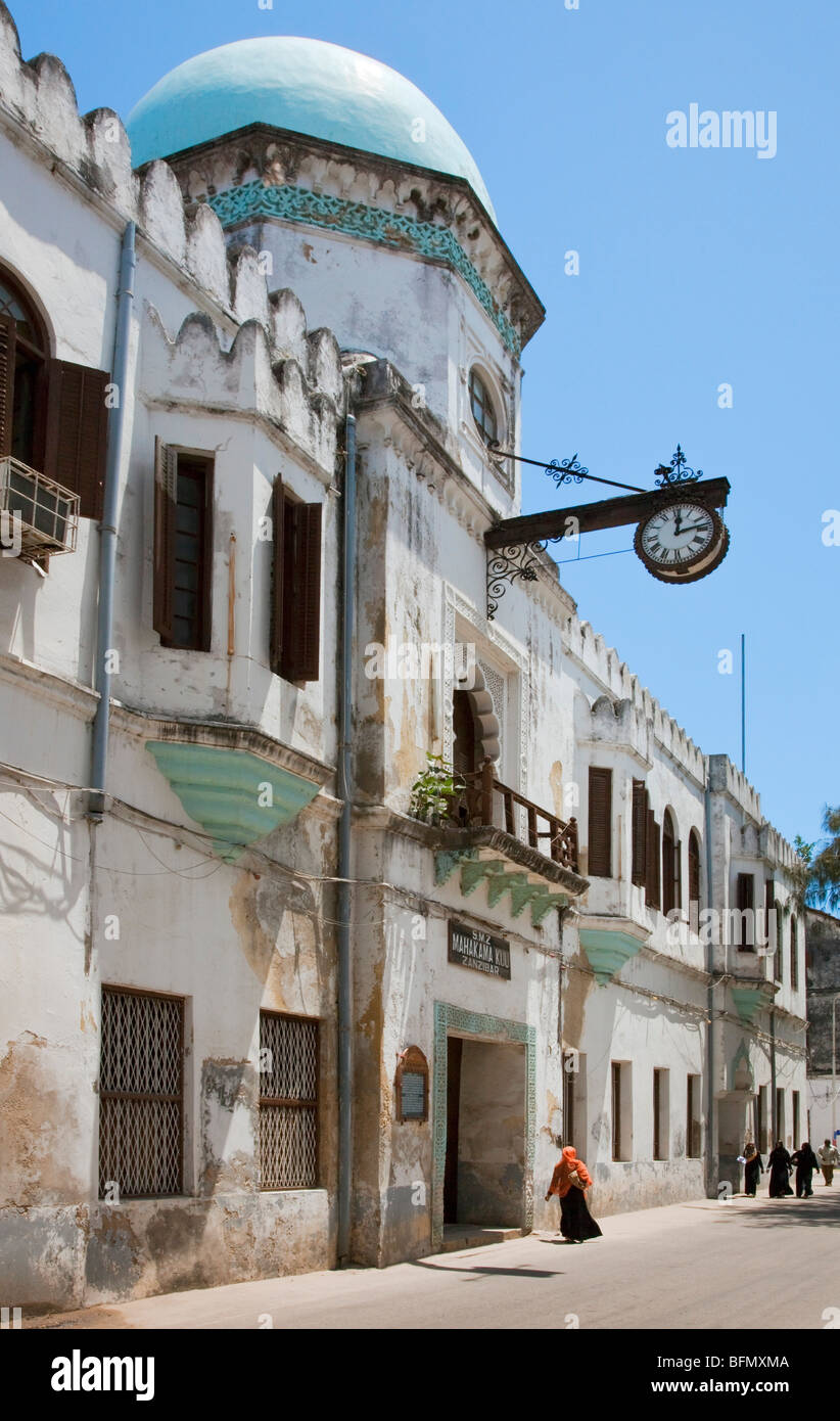 Tanzania, Zanzibar, Stone Town. The historic High Court building situated along Kaunda Street. Stock Photo