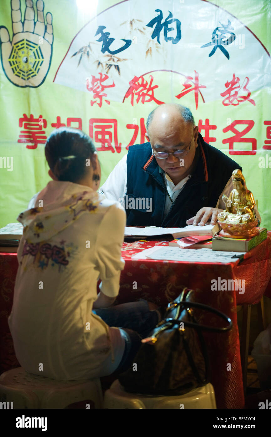 China, Hong Kong, Kowloon, Yau Ma Tei district, Temple Street Night Market Fortune Teller Stock Photo