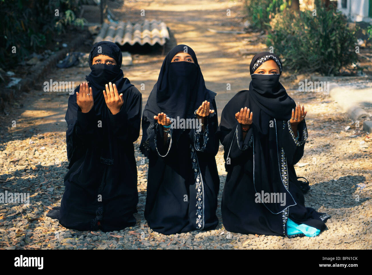Muslim girls praying namaz MR515 Stock Photo Alamy