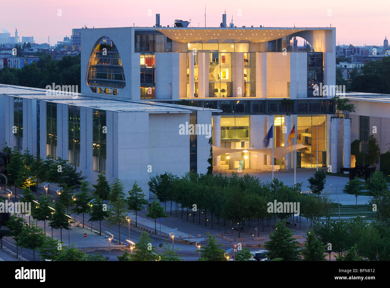 Kanzleramt, Federal Chancellery, view from the Reichstag dome, dusk,  government district, Tiergarten district, Berlin, Germany Stock Photo -  Alamy