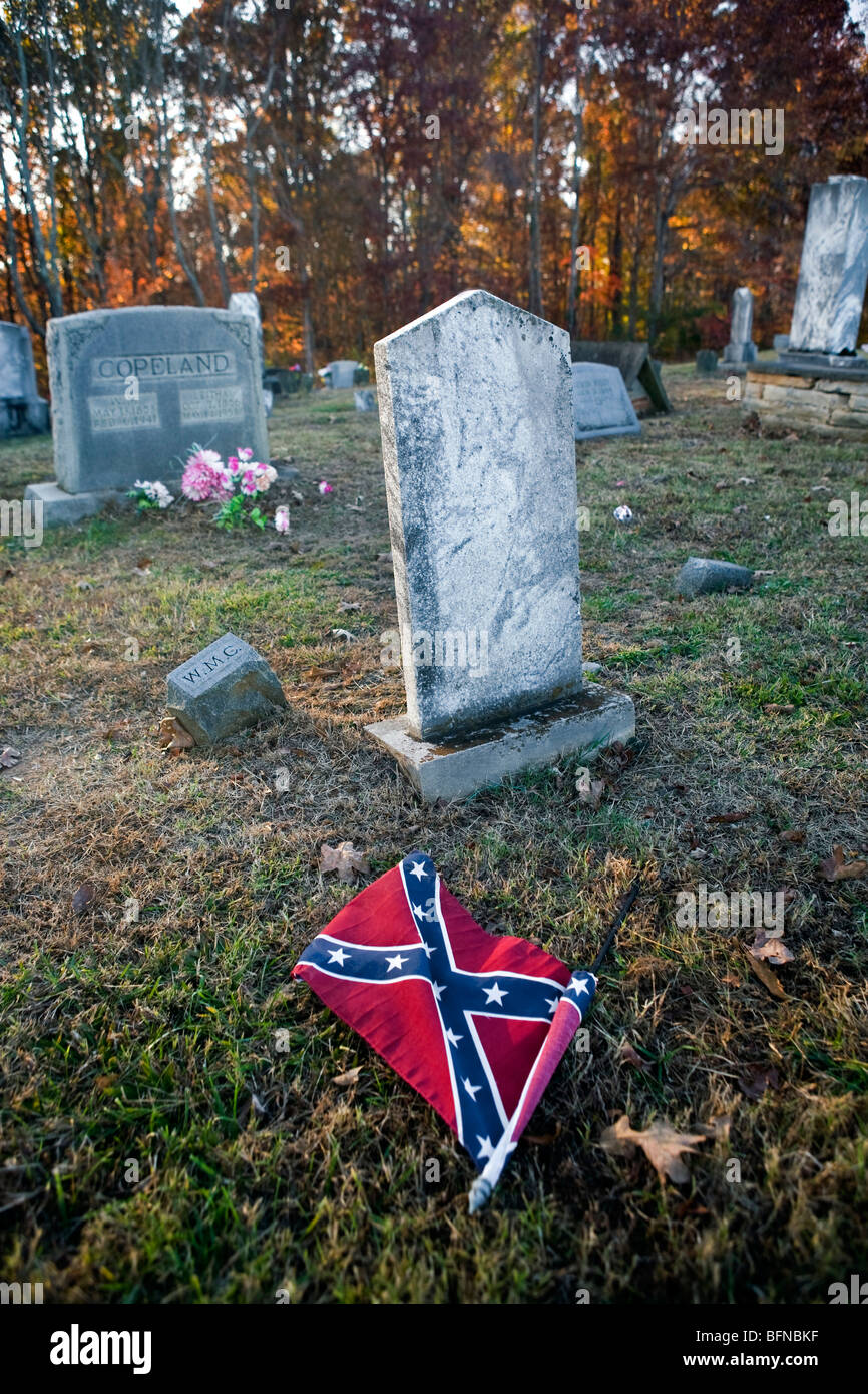 Cemetery in the Cumberland region of Tennessee with Confederate battle flag Stock Photo
