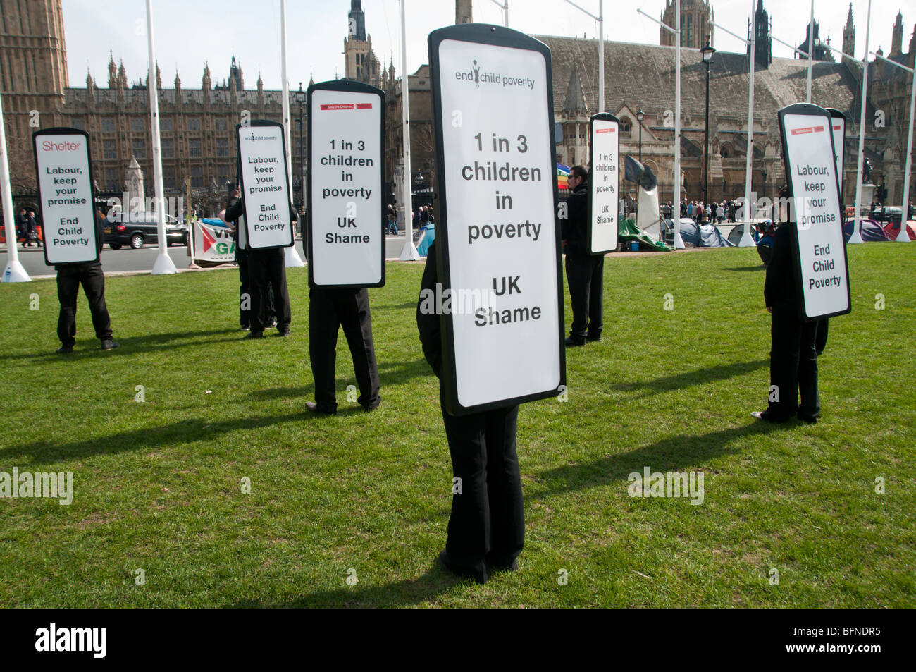 Campaign to End Child Poverty demonstrate in Parliament Sq to remind the government of their pledge to end child poverty by 2020 Stock Photo