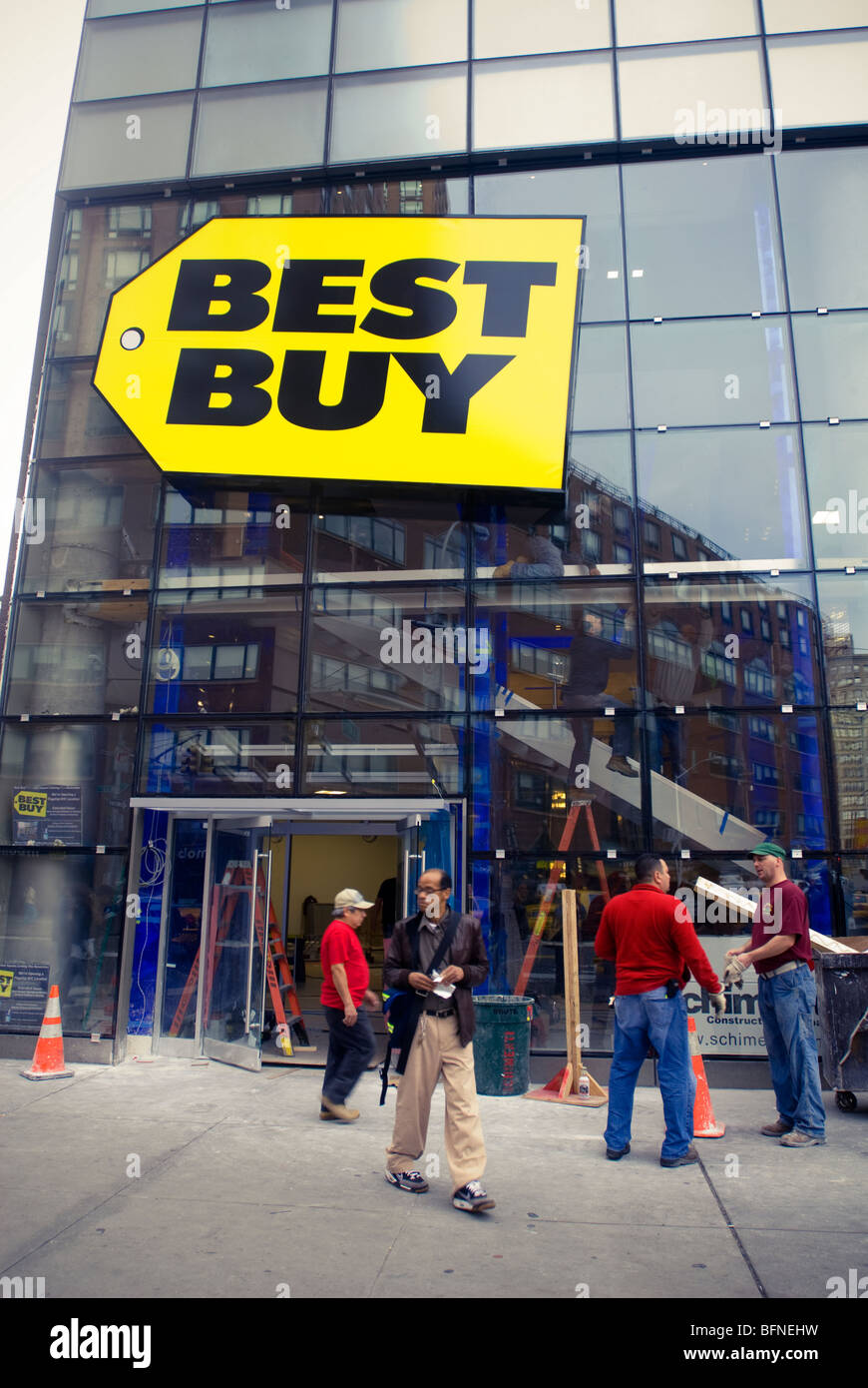 Workers ready the Best Buy electronics store in Union Square in New York Stock Photo Alamy