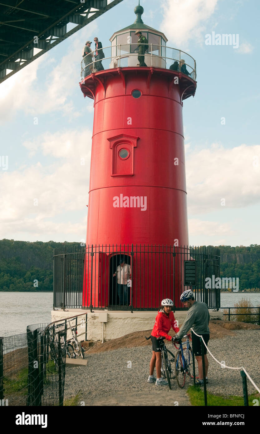 Visitors to the Little Red Lighthouse during Open House New York Stock Photo