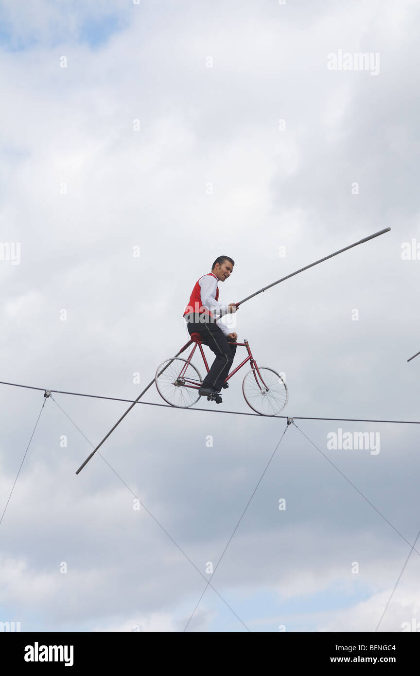 https://c8.alamy.com/comp/BFNGC4/a-member-of-the-flying-wallendas-bicycles-across-a-tightrope-BFNGC4.jpg