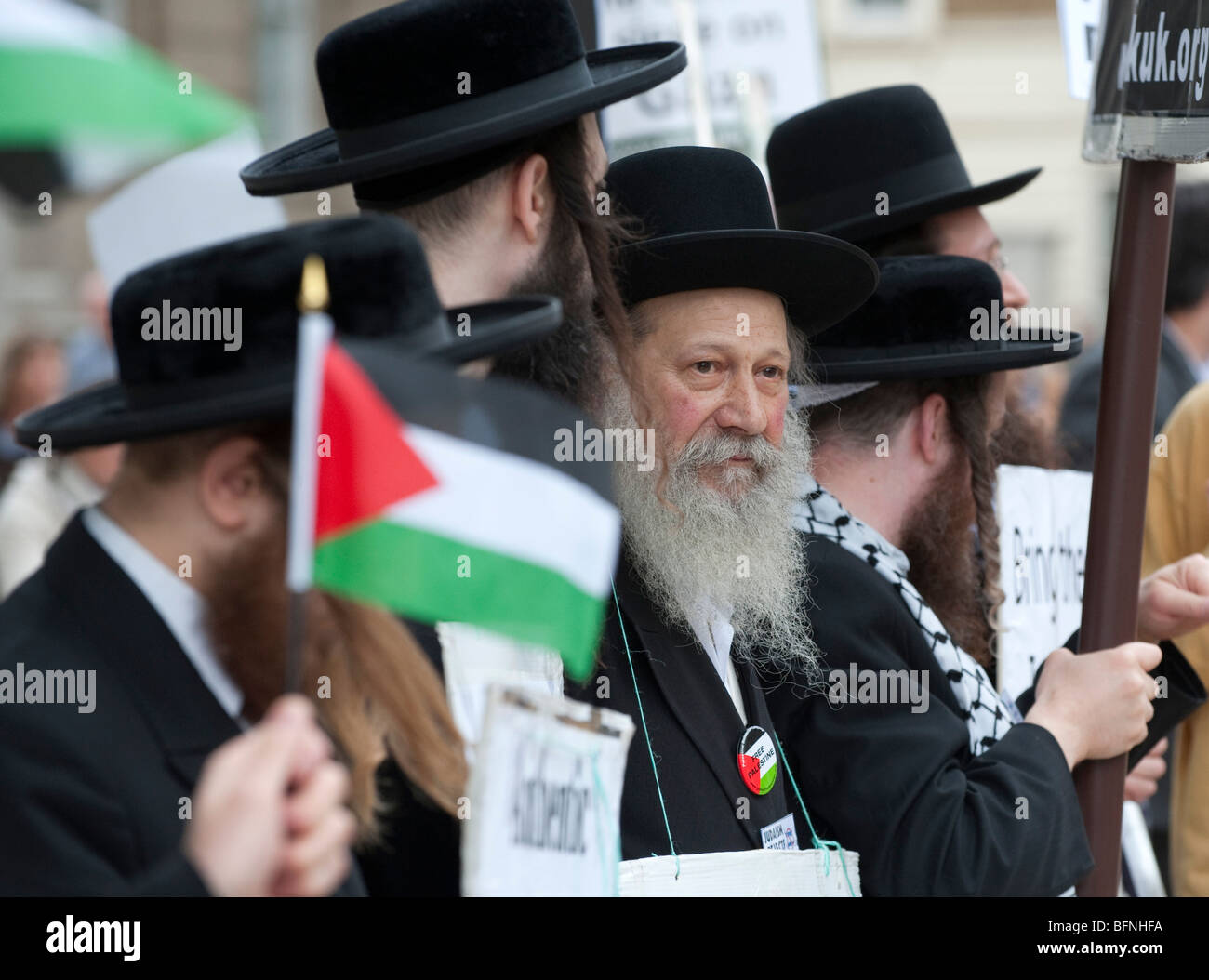 Rabbis against zionism protest outside n10 Downing Street during the visit of Israeli Prime Minister  Benjamin  Netanyahu Stock Photo