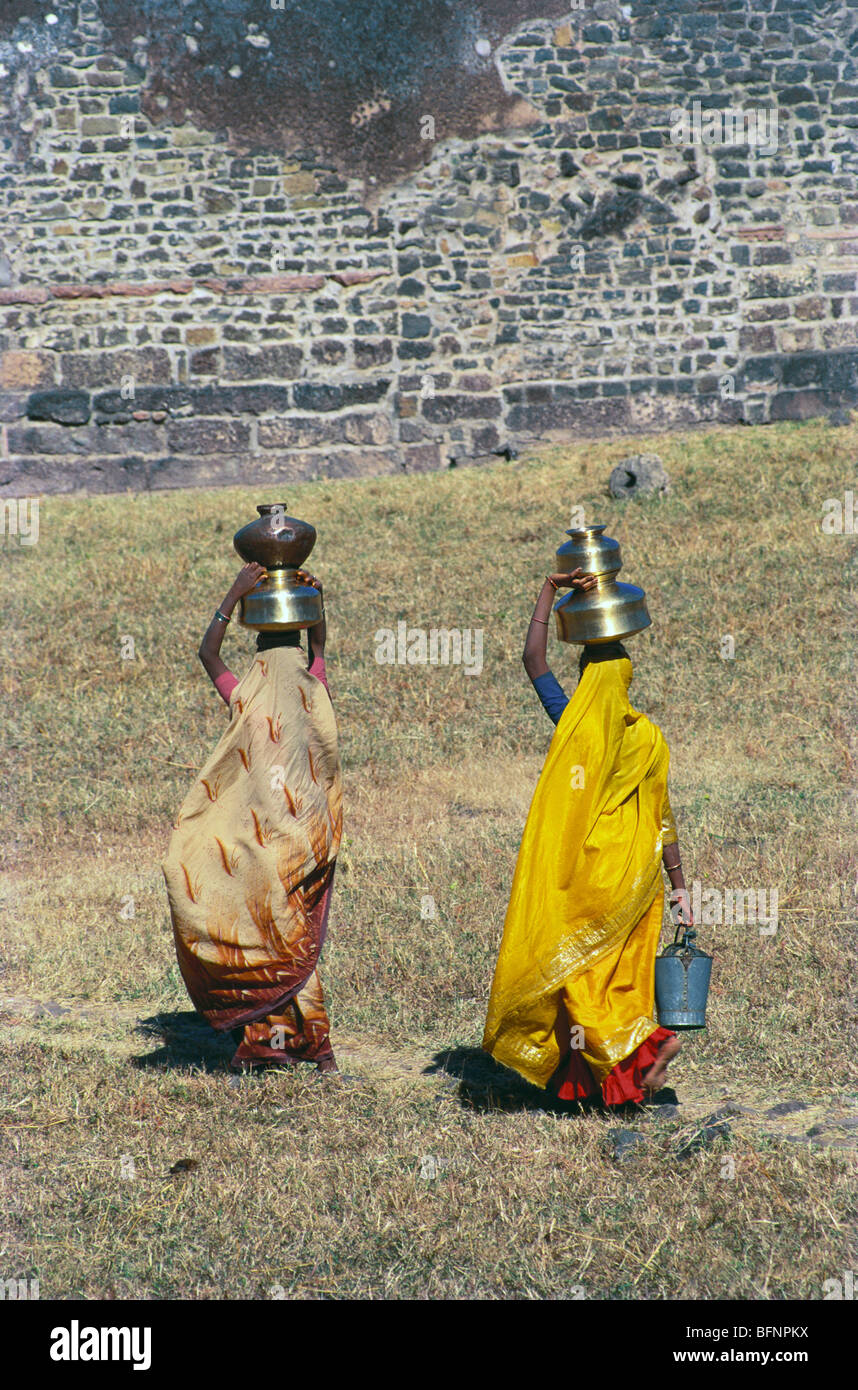 Balancing water pots on head hires stock photography and images Alamy