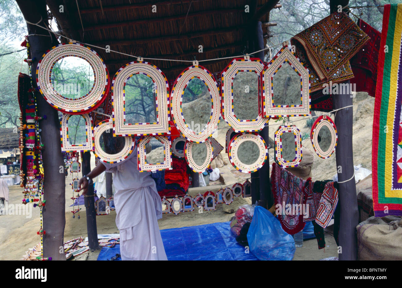 Mirrors handicraft shop ; Surajkund fair ; Faridabad ; Haryana ; Punjab