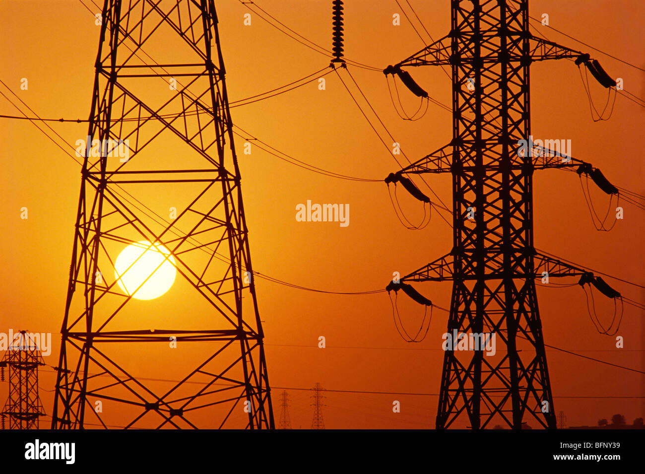 Transmission tower ; Overhead power line ; Electric power transmission