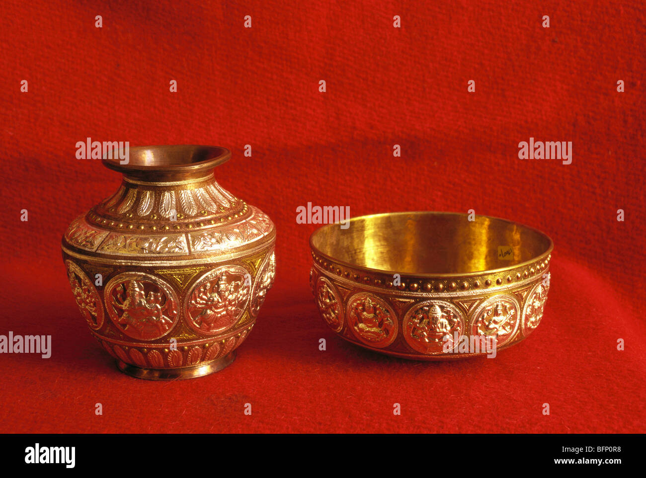 MAA 62267 Thanjavur metal art bowl kudam ; Tanjore ; Tamil Nadu Stock